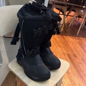 Baffin Black heavy duty Snow Boots with Straps